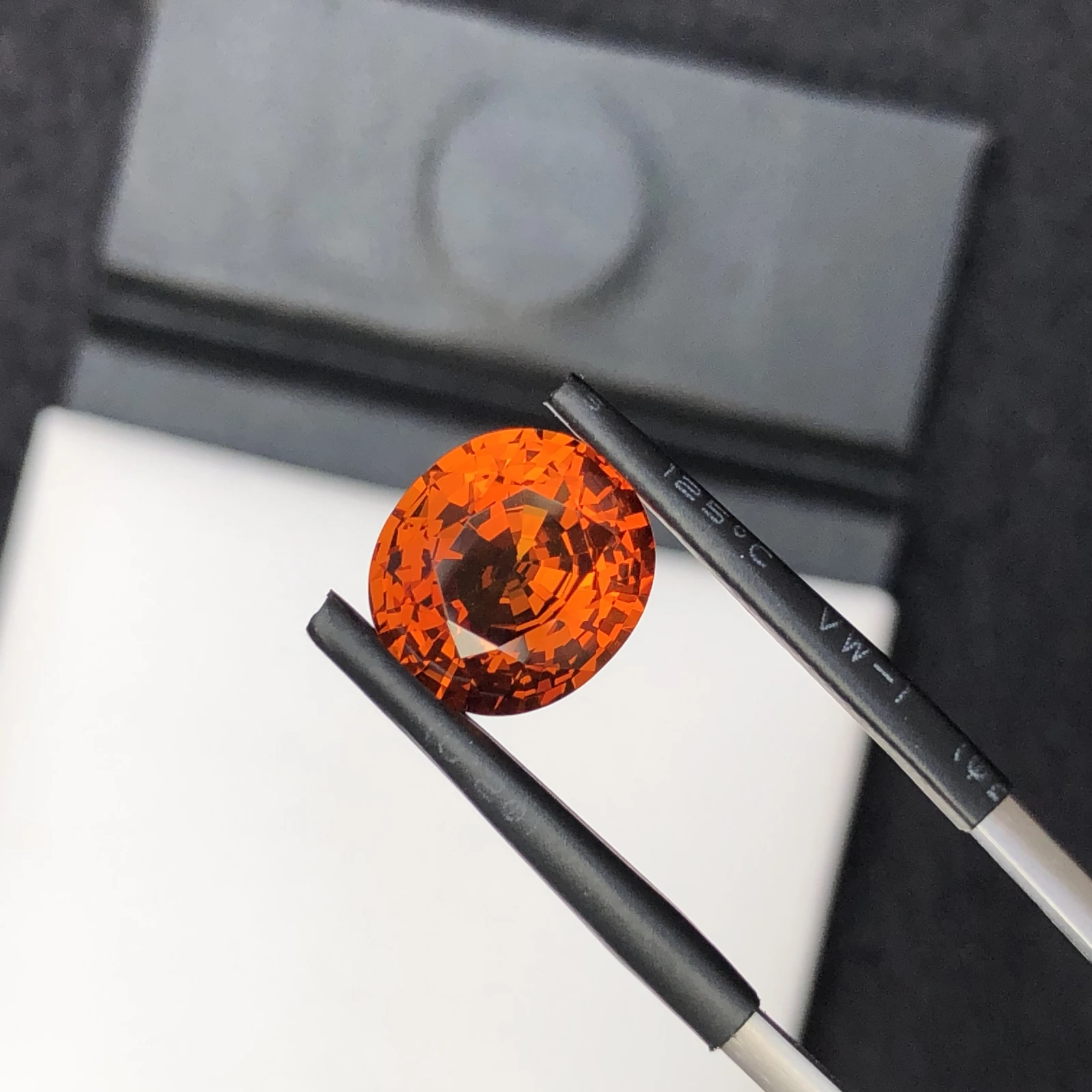 5.75ct Natural Vivid Orange Sapphire Oval Shape — view 2